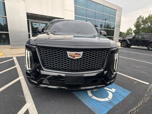 Used 2025 Cadillac Escalade ESV Sport Platinum AWD/4WD image 2