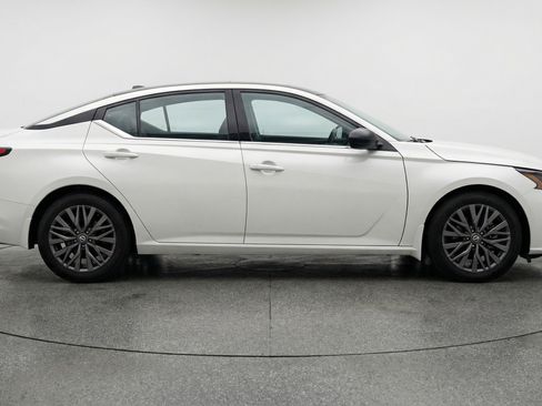 Used 2025 Nissan Altima 2.5 SV image 11
