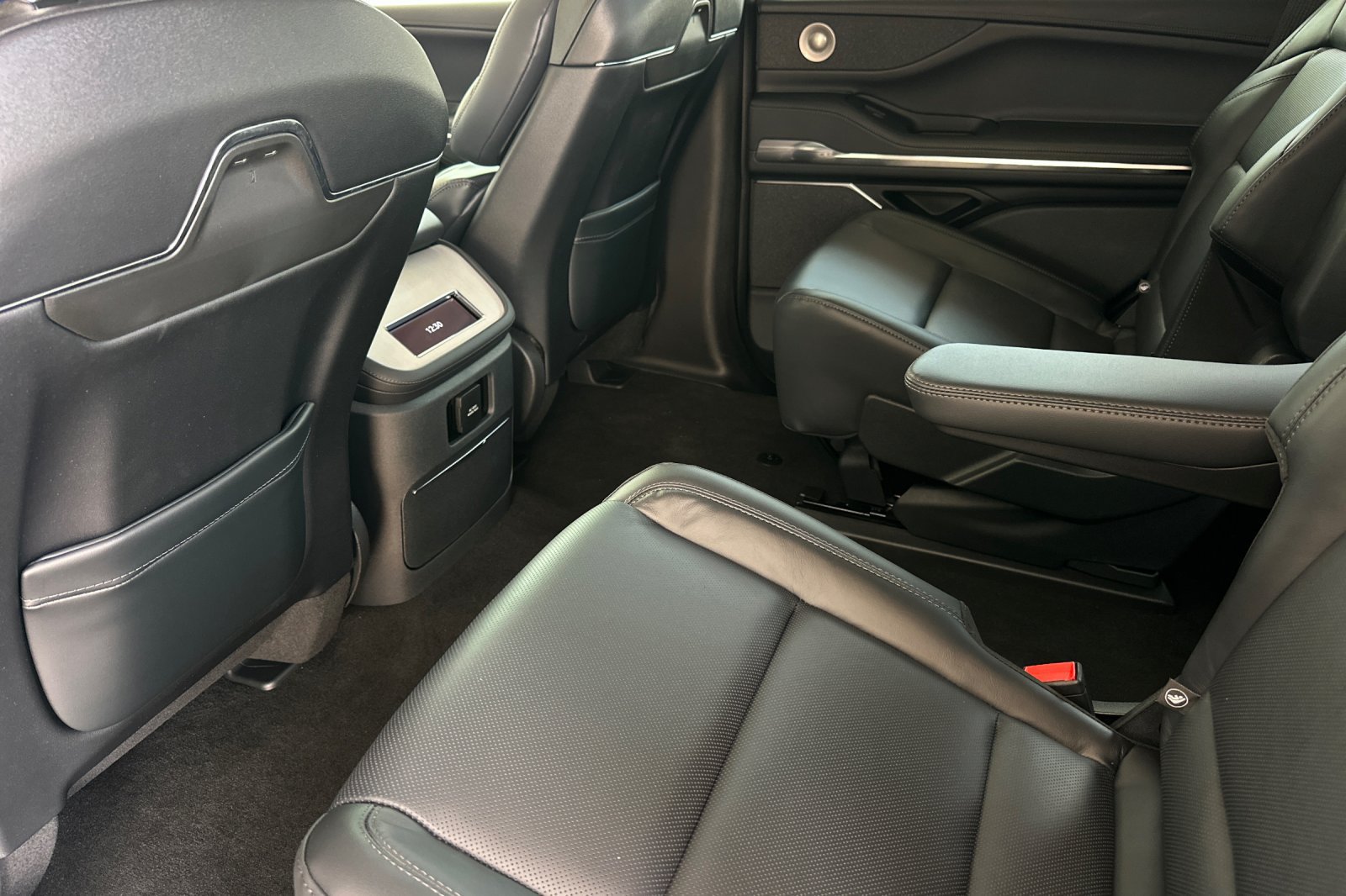 New 2026 Lincoln Navigator Reserve w/ Jet Appearance Package AWD/4WD image 11