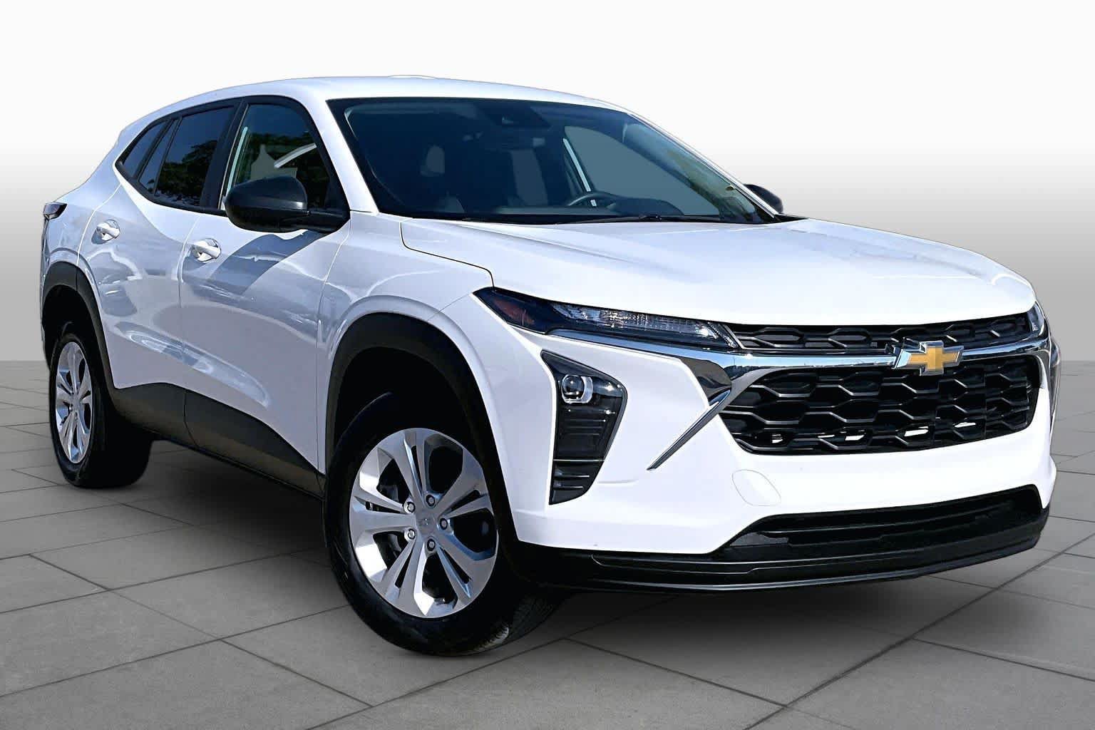 Used 2025 Chevrolet Trax LS FWD image 3