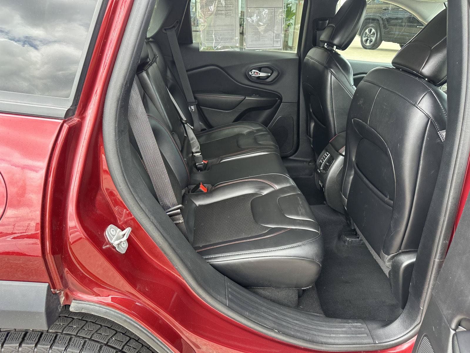 Used 2021 Jeep Cherokee Trailhawk w/ Comfort & Convenience Group AWD/4WD image 26