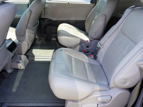 Used 2017 Toyota Sienna XLE w/ XLE Navigation Package FWD image 12