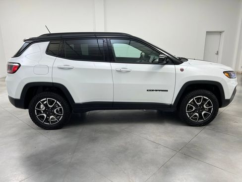 Used 2025 Jeep Compass Trailhawk AWD/4WD image 8