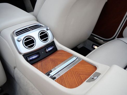 Used 2017 Rolls-Royce Dawn RWD image 32