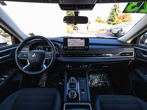Used 2023 Mitsubishi Outlander SE image 21