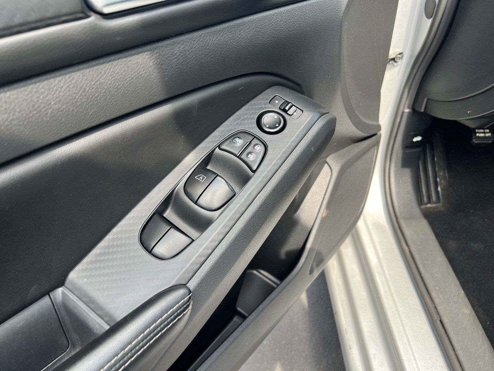 Used 2024 Nissan Altima 2.5 SV FWD image 12