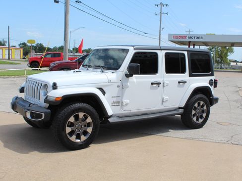 Used 2018 Jeep Wrangler Unlimited Sahara AWD/4WD image 10