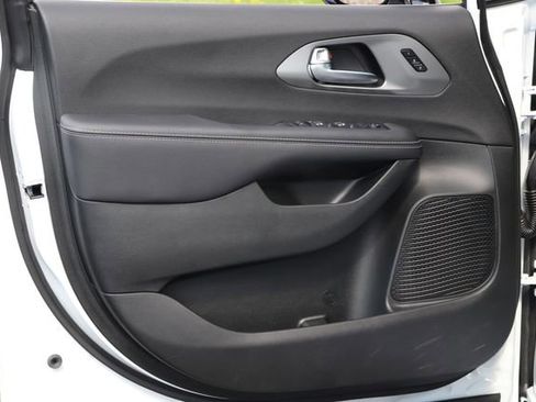 Used 2026 Chrysler Pacifica Select FWD image 17
