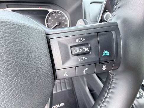 Used 2025 Nissan Rogue SV AWD/4WD image 15