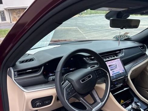 Used 2023 Jeep Grand Cherokee Limited w/ Luxury Tech Group II image 14