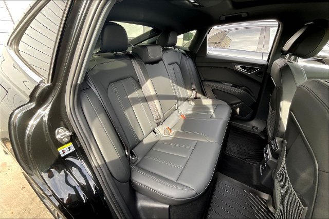 Used 2025 Audi Q4 e-tron Prestige AWD/4WD image 26