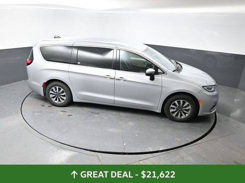 Used 2023 Chrysler Pacifica Touring-L FWD image 14
