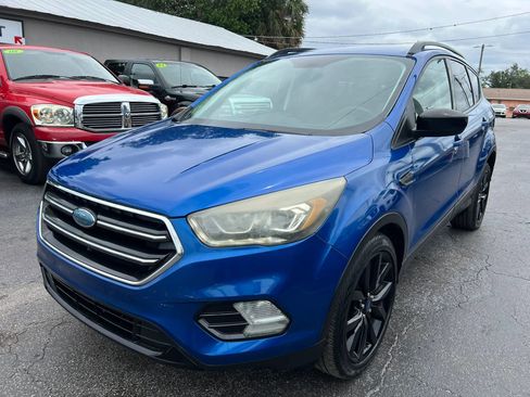 Used 2017 Ford Escape SE w/ SE Sport Appearance Package FWD image 2