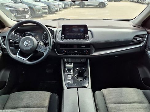 Used 2023 Nissan Rogue SV image 3