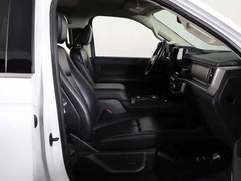 Used 2023 Ford Expedition XLT image 29