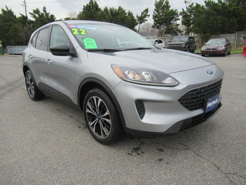 Used 2022 Ford Escape SE w/ SE Sport Appearance Package AWD/4WD image 3