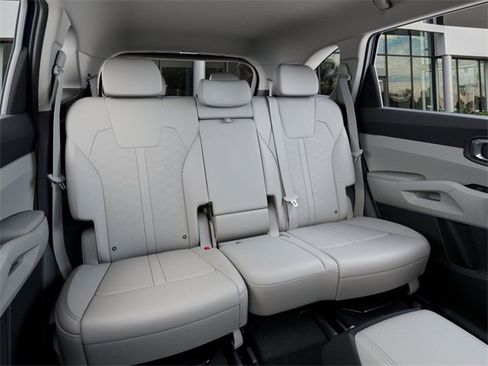 New 2025 Kia Sorento S image 17