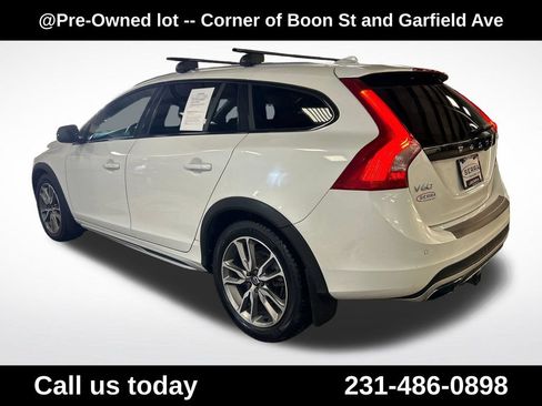 Used 2016 Volvo V60 T5 Cross Country Platinum AWD/4WD image 3