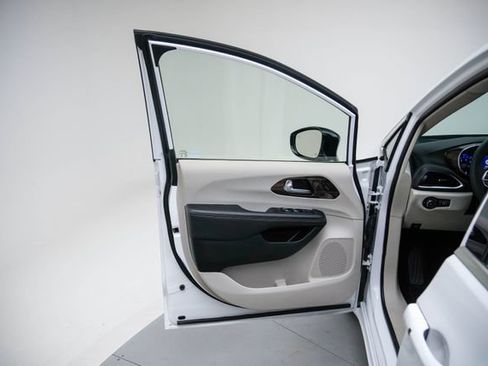 Used 2024 Chrysler Pacifica Limited FWD image 23