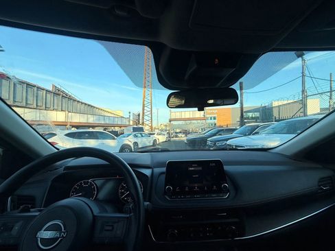 Used 2023 Nissan Rogue S image 22