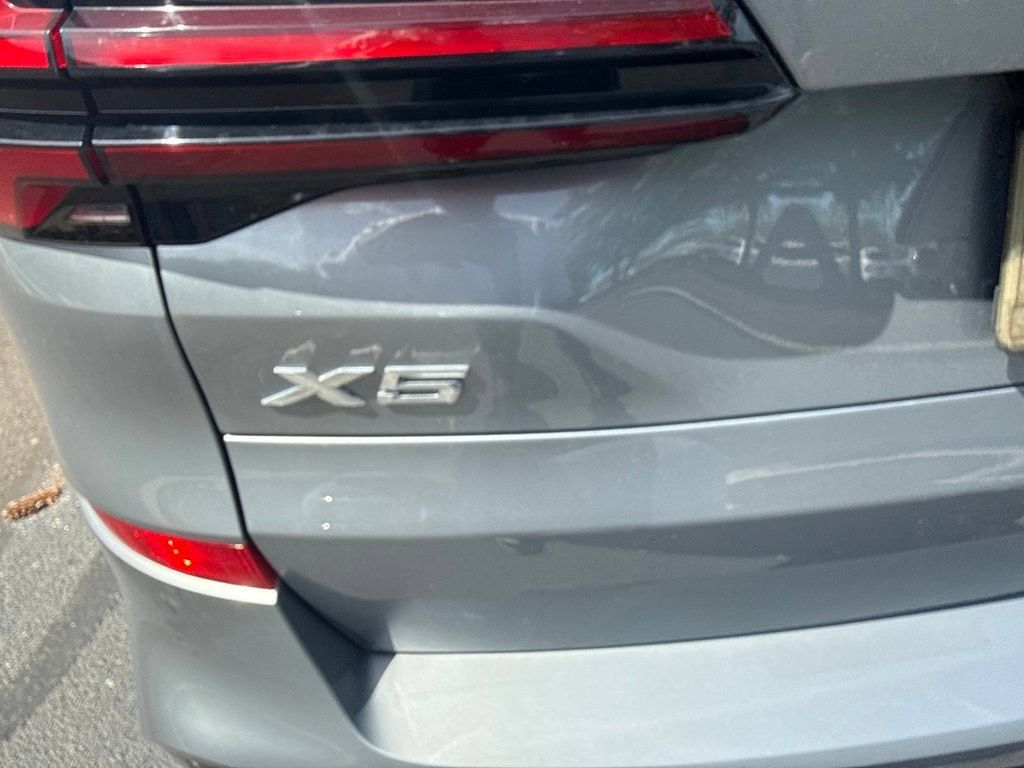 Used 2025 BMW X5 xDrive40i w/ M Sport Package AWD/4WD image 8