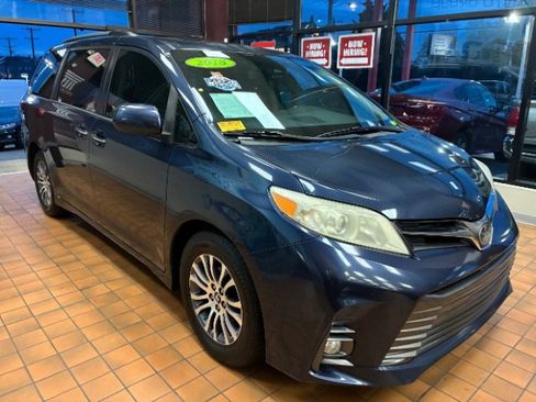 Used 2018 Toyota Sienna XLE Premium image 1