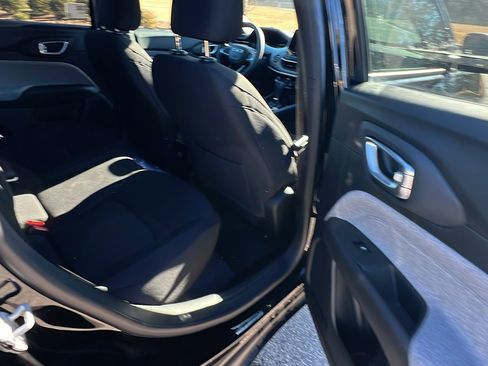 Certified 2025 Jeep Compass Sport image 21