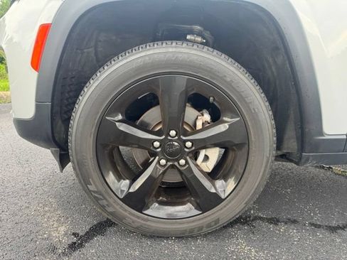 Used 2024 Jeep Grand Cherokee Altitude AWD/4WD image 12