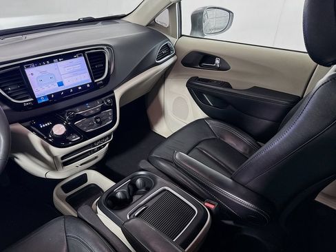 Used 2022 Chrysler Pacifica Touring-L FWD image 22