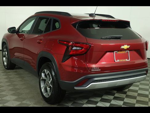 Used 2025 Chevrolet Trax LT FWD image 15