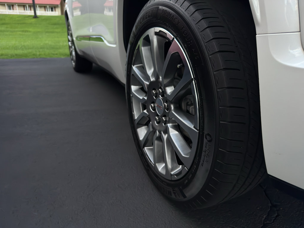 Used 2023 GMC Acadia Denali w/ Denali Technology Package FWD image 8