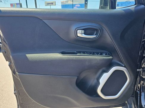 Used 2018 Jeep Renegade Latitude w/ Cold Weather Group AWD/4WD image 20