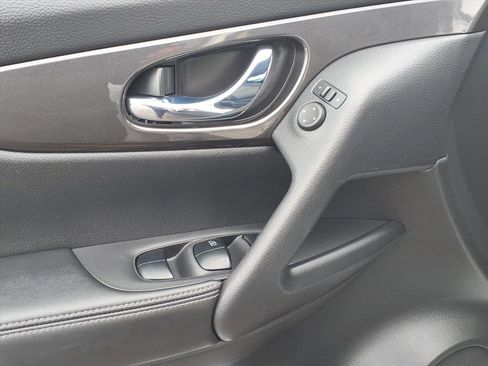 Used 2020 Nissan Rogue SV image 4