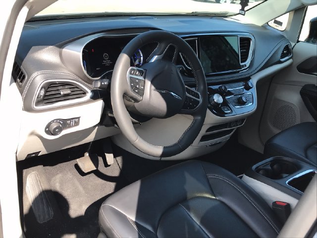 Used 2024 Chrysler Pacifica Limited FWD image 29