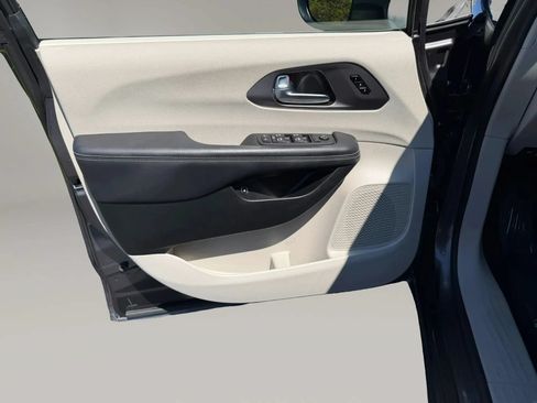 Used 2023 Chrysler Pacifica Touring-L w/ Uconnect Theater Family Group FWD image 13