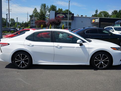 Used 2019 Toyota Camry SE FWD image 6