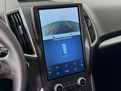 Used 2021 Ford Edge SE image 15