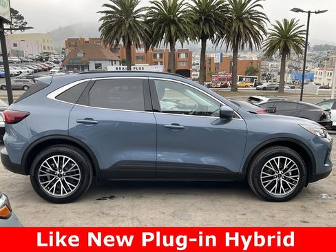 Used 2025 Ford Escape SE image 3