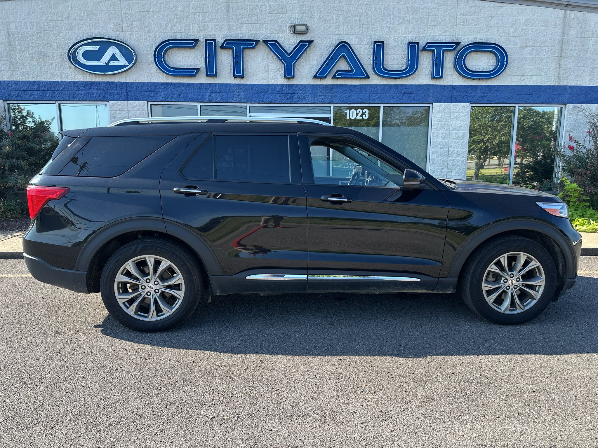Used 2023 Ford Explorer Limited w/ Equipment Group 301A RWD image 3