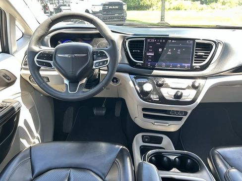 Used 2023 Chrysler Pacifica Touring-L FWD image 23