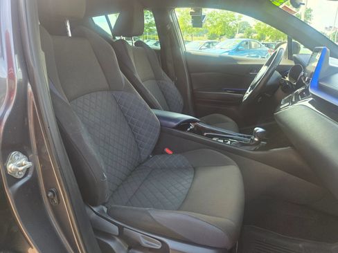 Used 2021 Toyota C-HR XLE FWD image 9