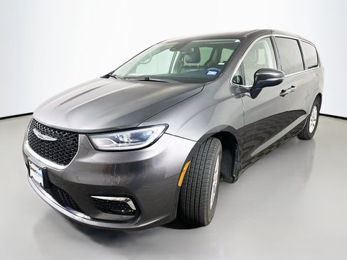 Used 2023 Chrysler Pacifica Touring-L FWD image 3