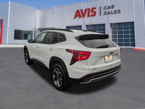 Used 2025 Chevrolet Trax LT w/ LT Convenience Package image 9