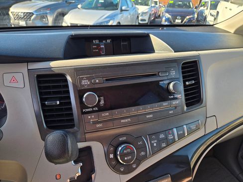 Used 2013 Toyota Sienna LE image 40