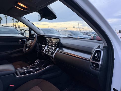Used 2023 Kia Sorento LX image 32