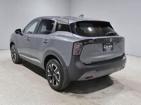 Used 2025 Nissan Kicks SV AWD/4WD image 5