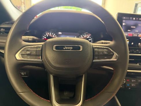 Used 2025 Jeep Compass Trailhawk AWD/4WD image 21