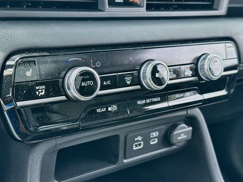 Used 2024 Honda Pilot Touring image 16