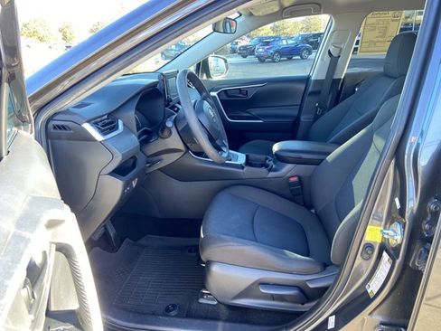 Used 2021 Toyota RAV4 LE image 33
