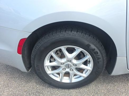 Used 2023 Chrysler Pacifica Touring-L FWD image 11